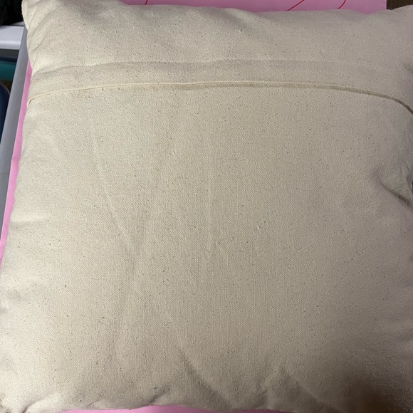 Throw pillow - Picture 3 of 5